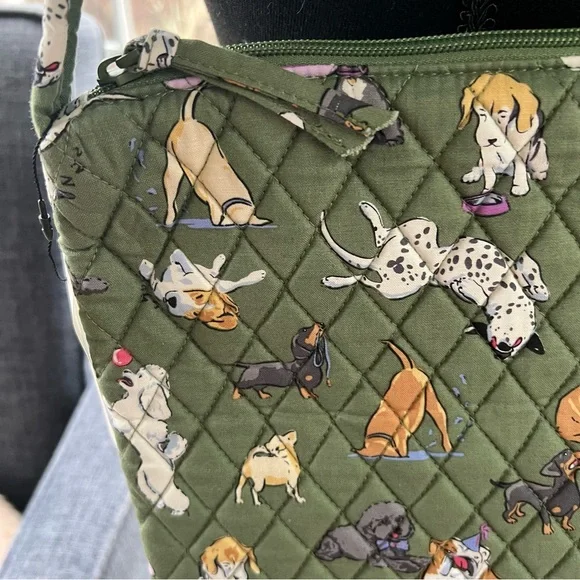 NWT Vera Bradley Slouchy Bucket Shoulder Bag.  Cotton.  Dog Park print. - Picture 6 of 12